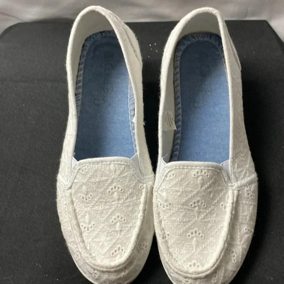 CORAL BAY MOZIE WOMENS SIZE 8 WHITE EYELET SLIP ON LOAFER COMFORT SHOE CLEAN - Picture 3 of 14